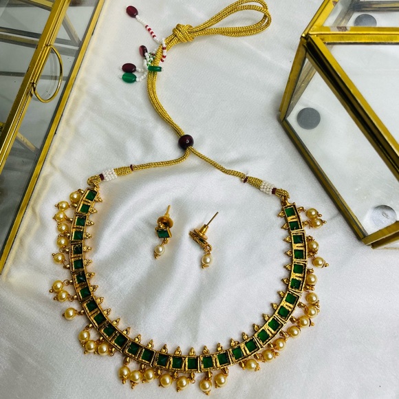 Regal Radiance Green Pearl and Gold Necklace from NYC - Picture 4 of 6